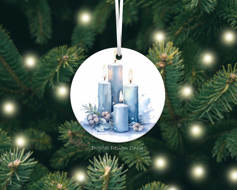 K&ouml;nnte beinhalten: Runder, wei&szlig;er Weihnachtsschmuck mit einer Aquarellillustration von vier blauen Kerzen mit brennenden Flammen. Die Kerzen sind von Baumwolle und Gr&uuml;n umgeben. Ein wei&szlig;es Band ist zum Aufh&auml;ngen befestigt. Der Text "Digital Design Only" befindet sich unten.