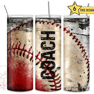 Puede incluir: Tres vasos de acero inoxidable con un diseño de béisbol desgastado. Los vasos presentan una pelota de béisbol con costuras rojas y un fondo blanco. Un vaso tiene la palabra "COACH" en letras negras.