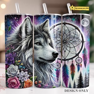 Pode incluir: Um conjunto de três copos de aço inoxidável com um design que apresenta uma cabeça de lobo, flores e um apanhador de sonhos. A cabeça de lobo está em tons de cinza e branco, as flores estão em tons de rosa, roxo e verde, e o apanhador de sonhos está em tons de azul, verde e roxo. O fundo é um padrão de galáxia em tons de roxo e azul.