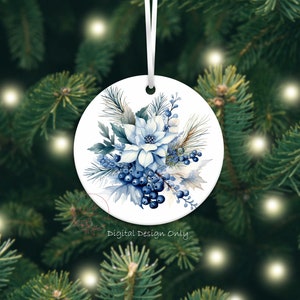 K&ouml;nnte beinhalten: Ein runder, wei&szlig;er Weihnachtsschmuck mit einem Aquarell-Blumenmuster. Das Design zeigt einen wei&szlig;en Weihnachtsstern, blaue Beeren und gr&uuml;nes Laub. Der Schmuck h&auml;ngt an einem wei&szlig;en Band. Der Text auf dem Schmuck lautet "Digital Design Only."