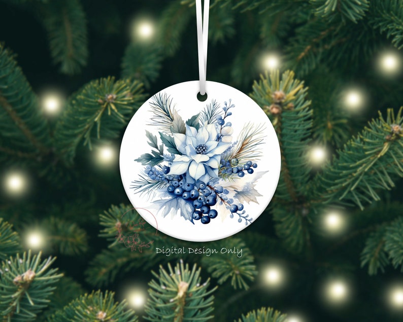 K&ouml;nnte beinhalten: Ein runder, wei&szlig;er Weihnachtsschmuck mit einem Aquarell-Blumenmuster. Das Design zeigt einen wei&szlig;en Weihnachtsstern, blaue Beeren und gr&uuml;nes Laub. Der Schmuck h&auml;ngt an einem wei&szlig;en Band. Der Text auf dem Schmuck lautet "Digital Design Only."