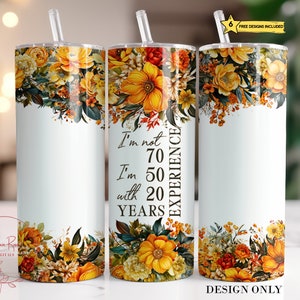 Op de afbeelding: Een witte tumbler met een bloemenontwerp en de tekst "I'm not 70, I'm 50 with 20 years EXPERIENCE".