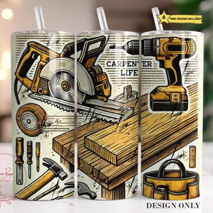 Pode incluir: Um conjunto de três copos de aço inoxidável de 20 oz com um tema de carpinteiro. Os copos apresentam ilustrações de ferramentas, incluindo uma serra, uma furadeira e um cinto de ferramentas. O texto "Carpenter Life" aparece nos copos.