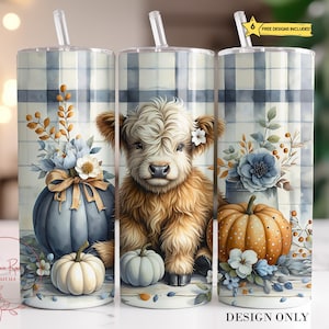 Peut inclure: Ensemble de trois gobelets en acier inoxydable avec un motif &agrave; carreaux. Chaque gobelet pr&eacute;sente une illustration &agrave; l'aquarelle d'une vache Highland, de citrouilles et d'arrangements floraux. Le texte "DESIGN ONLY" est visible.