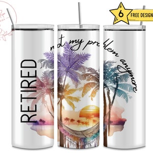 Puede incluir: Un vaso de acero inoxidable blanco con un diseño de acuarela de palmeras y una puesta de sol. El texto "Retired not my problem anymore" está escrito en el vaso.