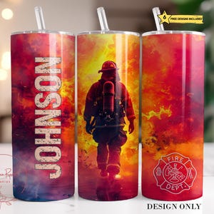 Peut inclure: Un gobelet rouge, orange et jaune avec un motif de pompier. Le gobelet a un couvercle blanc et une paille. Le motif représente un pompier avec un casque et une lance à incendie, avec des flammes en arrière-plan. Le texte "Fire Dept." est imprimé sur le gobelet.