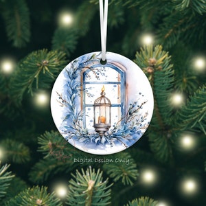 K&ouml;nnte beinhalten: Runder Weihnachtsschmuck mit einer Aquarellillustration einer Laterne in einem Fenster, umgeben von blauem Laub. Der Schmuck hat ein wei&szlig;es Band zum Aufh&auml;ngen. Der Text auf dem Ornament lautet "Digital Design Only".