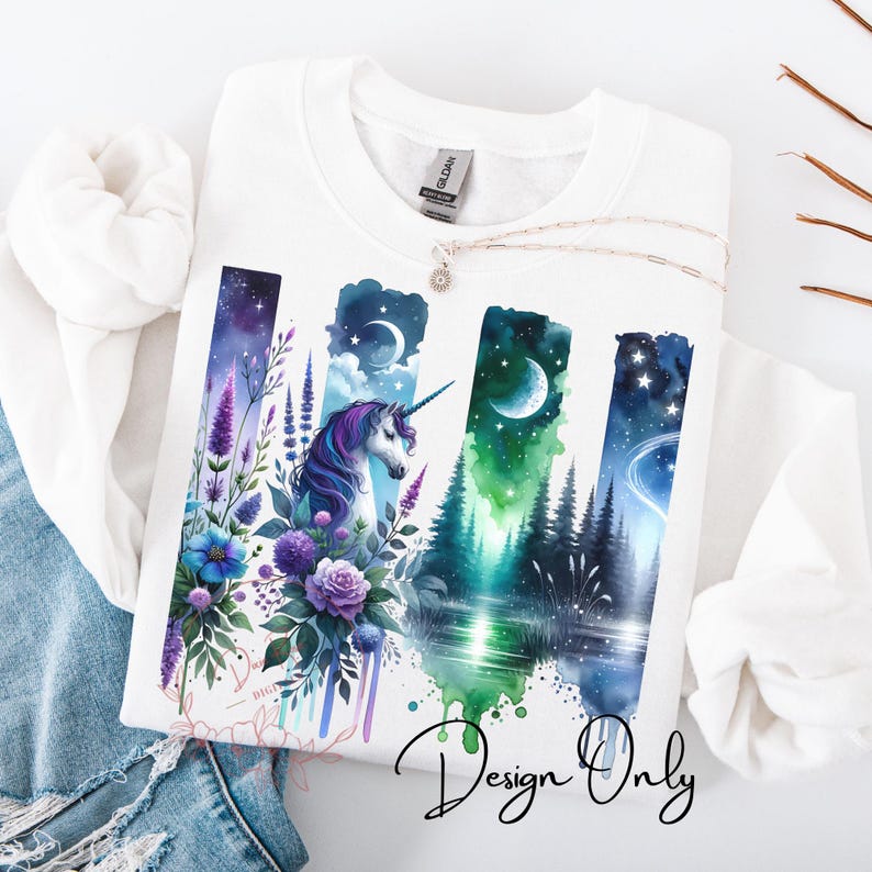 K&ouml;nnte beinhalten: Ein wei&szlig;es T-Shirt mit einem Aquarell-Design, das ein Einhorn, Blumen und eine Waldszene zeigt. Das Design ist in Blaut&ouml;nen, Lila, Gr&uuml;n und Wei&szlig; gehalten. Der Text "Design Only" ist auf der Unterseite des Shirts gedruckt.