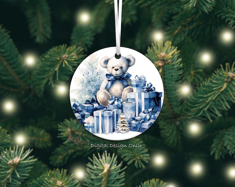 K&ouml;nnte beinhalten: Runder Weihnachtsschmuck mit einer Aquarellillustration eines Teddyb&auml;ren mit blauer Schleife, umgeben von blau verpackten Geschenken und einem Weihnachtsbaum. Der Schmuck h&auml;ngt an einem wei&szlig;en Band. Auf dem Schmuck steht "Digital Design Only".