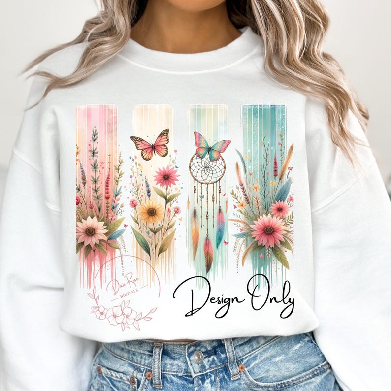 K&ouml;nnte beinhalten: Wei&szlig;er Pullover mit einem Aquarelldesign mit Schmetterlingen, Blumen und einem Traumf&auml;nger. Der Text "Design Only" ist auf der Vorderseite des Pullovers gedruckt.