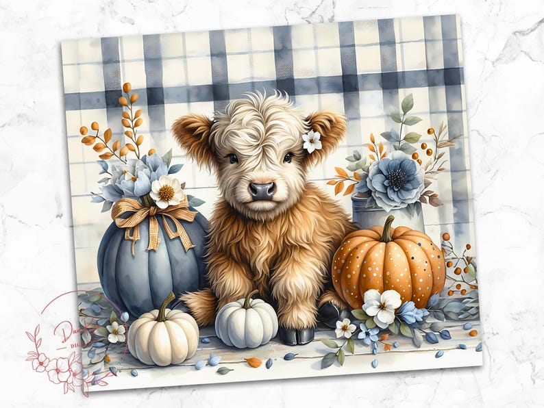Peut inclure: Illustration &agrave; l'aquarelle d'un veau Highland brun, entour&eacute; de citrouilles et de compositions florales. Un fond &agrave; carreaux bleu et blanc compl&egrave;te le th&egrave;me automnal. Citrouilles et fleurs d&eacute;coratives ajoutent au charme saisonnier.