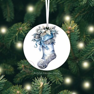 K&ouml;nnte beinhalten: Runder Weihnachtsschmuck mit einem Aquarelldesign eines blau-silbernen Weihnachtsstrumpfes. Der Strumpf ist mit einer Schleife und floralen Akzenten verziert. Der Schmuck h&auml;ngt an einem wei&szlig;en Band. Auf dem Ornament steht "Digital Design Only."