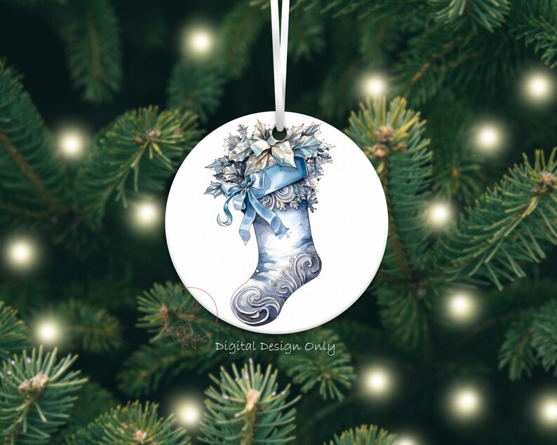 K&ouml;nnte beinhalten: Runder Weihnachtsschmuck mit einem Aquarelldesign eines blau-silbernen Weihnachtsstrumpfes. Der Strumpf ist mit einer Schleife und floralen Akzenten verziert. Der Schmuck h&auml;ngt an einem wei&szlig;en Band. Auf dem Ornament steht "Digital Design Only."