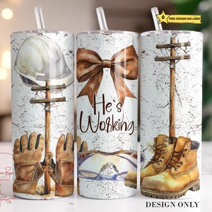 Könnte beinhalten: Drei weiße Becher mit unterschiedlichen Designs. Der erste Becher zeigt einen Helm, Arbeitshandschuhe und einen Strommast. Der zweite Becher hat eine große braune Schleife mit dem Text "He's Working". Der dritte Becher hat ein Paar braune Arbeitsschuhe und einen Strommast.