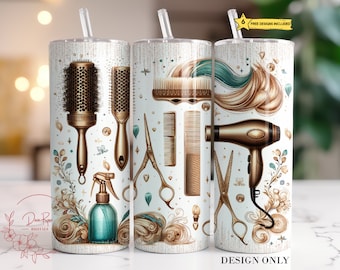Puede incluir: Tres vasos blancos con un diseño dorado y verde azulado que presenta herramientas de peluquería como tijeras, peines, cepillos para el cabello y un secador de pelo. Los vasos están decorados con purpurina dorada y tienen una pajita.