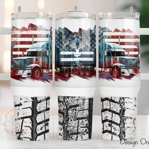 Puede incluir: Un vaso blanco con un diseño de bandera estadounidense roja, blanca y azul y un gráfico de camión de plataforma. El vaso tiene un diseño de banda de rodadura de neumático negro y blanco en la parte inferior.
