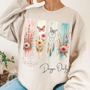 K&ouml;nnte beinhalten: Ein beiger Pullover mit einem farbenfrohen Blumendesign mit Schmetterlingen, einem Traumf&auml;nger und aquarellartigen Pinselstrichen. Der Text "Design Only" ist auf der Unterseite des Pullovers aufgedruckt.