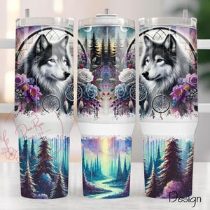 Pode incluir: Um copo de aço inoxidável branco com um design colorido que apresenta um lobo, flores e apanhadores de sonhos. O copo tem uma tampa e uma alça. O design é impresso na frente e atrás do copo. O copo tem uma capacidade de 20 onças.