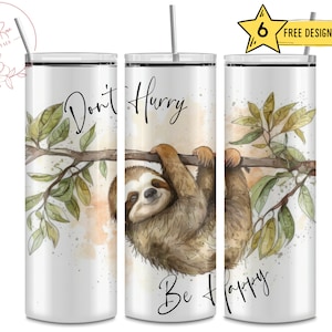 Può includere: Un bicchiere bianco con un design ad acquerello di un bradipo appeso a un ramo con foglie verdi. Il testo "Don't Hurry Be Happy" è scritto sul bicchiere.