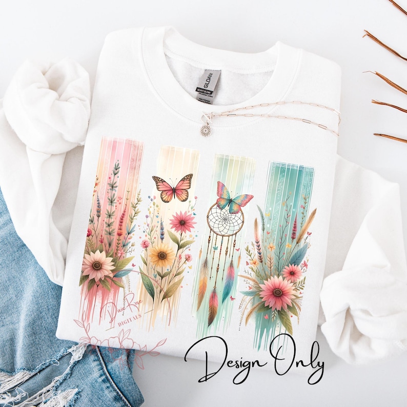 K&ouml;nnte beinhalten: Ein wei&szlig;es T-Shirt mit einem Design aus vier vertikalen Streifen, die jeweils einen anderen Aquarellhintergrund haben. Die Streifen zeigen eine Vielzahl von floralen Elementen, darunter Schmetterlinge, Traumf&auml;nger und Blumen in Rosa-, Blau- und Gr&uuml;nt&ouml;nen. Der Text "Design Only" ist unten auf dem Shirt aufgedruckt.