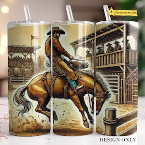 Puede incluir: Un caballo marrón y blanco con un vaquero montándolo. El caballo está dando coces y el vaquero se está agarrando. La escena está ambientada en un rodeo con una valla de madera y una multitud de gente mirando. La imagen está en un estilo vintage.