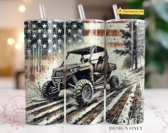 Puede incluir: Un diseño de sublimación que presenta una bandera estadounidense vintage con un vehículo todoterreno salpicado de barro conduciendo por un bosque. El diseño es perfecto para un vaso o cualquier otro artículo de vajilla.
