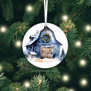 K&ouml;nnte beinhalten: Runder Weihnachtsschmuck mit einem Aquarellgem&auml;lde einer blauen Scheune mit Kranz und Schnee. Der Schmuck hat ein wei&szlig;es Band zum Aufh&auml;ngen. Der Text auf dem Schmuck lautet "Digital Design Only".