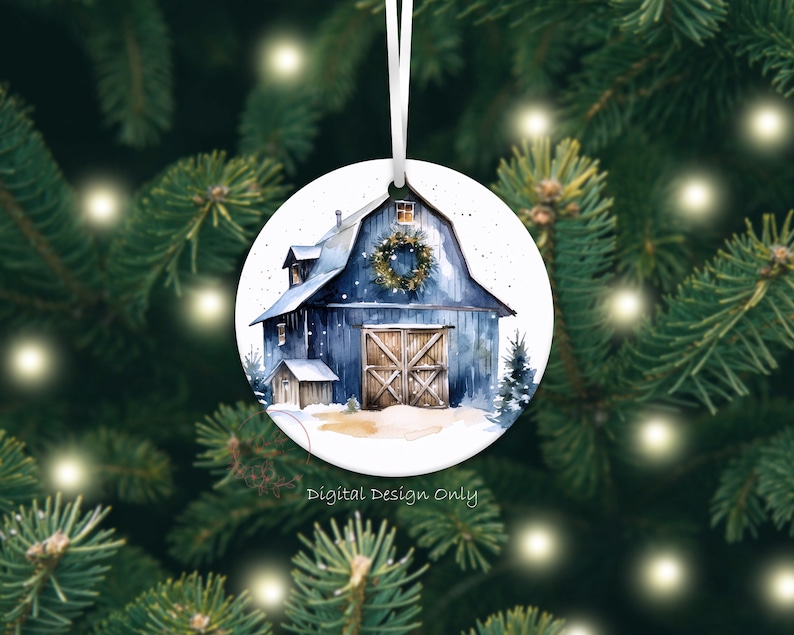 K&ouml;nnte beinhalten: Runder Weihnachtsschmuck mit einem Aquarellgem&auml;lde einer blauen Scheune mit Kranz und Schnee. Der Schmuck hat ein wei&szlig;es Band zum Aufh&auml;ngen. Der Text auf dem Schmuck lautet "Digital Design Only".