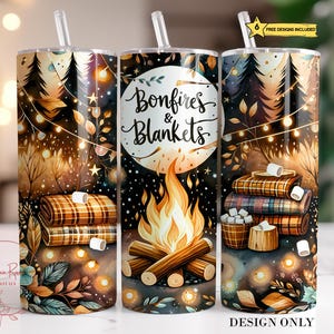 Puede incluir: Un juego de tres vasos de acero inoxidable con pajitas, con un diseño de "Bonfires & Blankets". El diseño incluye una fogata, mantas, malvaviscos y una escena de bosque con luces de cadena. Los vasos están decorados con colores cálidos.