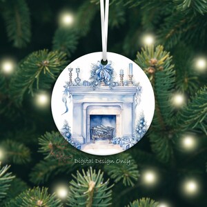 K&ouml;nnte beinhalten: Runder Weihnachtsschmuck mit einer Aquarellillustration eines blau-wei&szlig;en Kamins mit Kerzen, Schleifen und Geschenken. Der Schmuck h&auml;ngt an einem wei&szlig;en Band. Der Text auf dem Schmuck lautet "Digital Design Only".