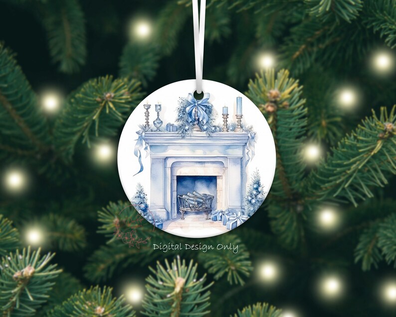 K&ouml;nnte beinhalten: Runder Weihnachtsschmuck mit einer Aquarellillustration eines blau-wei&szlig;en Kamins mit Kerzen, Schleifen und Geschenken. Der Schmuck h&auml;ngt an einem wei&szlig;en Band. Der Text auf dem Schmuck lautet "Digital Design Only".