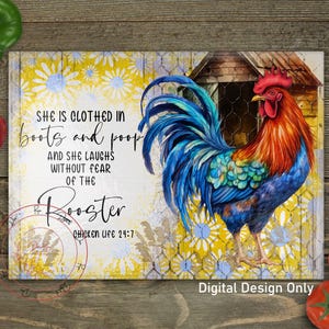 Puede incluir: Una tabla de cortar de cocina colorida con una ilustración de gallo. El gallo es azul, verde y rojo sobre un fondo amarillo. El texto en la tabla dice "SHE IS CLOTHED IN boots and poop AND SHE LAUGHS WITHOUT FEAR OF THE Rooster CHICKEN LIFE 24:7".