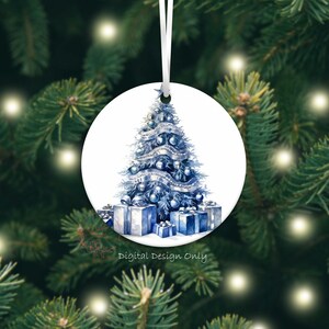 K&ouml;nnte beinhalten: Runder Weihnachtsschmuck mit einer Aquarellillustration eines blauen Weihnachtsbaums, der mit Kugeln und silbernen Girlanden geschm&uuml;ckt ist. Mehrere verpackte Geschenke befinden sich am Fu&szlig; des Baumes. Der Text "Digital Design Only" steht unten.