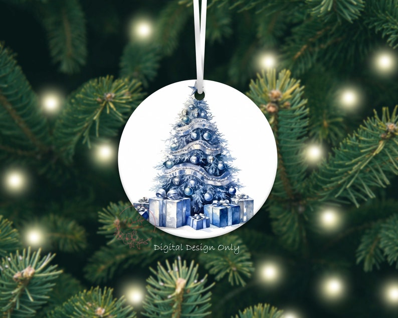 K&ouml;nnte beinhalten: Runder Weihnachtsschmuck mit einer Aquarellillustration eines blauen Weihnachtsbaums, der mit Kugeln und silbernen Girlanden geschm&uuml;ckt ist. Mehrere verpackte Geschenke befinden sich am Fu&szlig; des Baumes. Der Text "Digital Design Only" steht unten.
