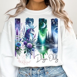 K&ouml;nnte beinhalten: Wei&szlig;er Pullover mit einem Aquarelldesign mit einem Einhorn, Blumen und einer mondbeschienenen Waldszene. Der Text "Design Only" ist auf der Unterseite des Pullovers aufgedruckt.