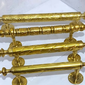 Könnte beinhalten: Vier goldfarbene Türklinken aus Metall mit unterschiedlichen Designs. Die Griffe sind auf einem weißen Hintergrund montiert. Die Griffe sind von 1 bis 4 nummeriert.