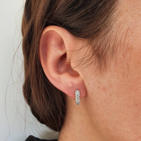Beautiful diamond earrings - new old stock - 18 ct