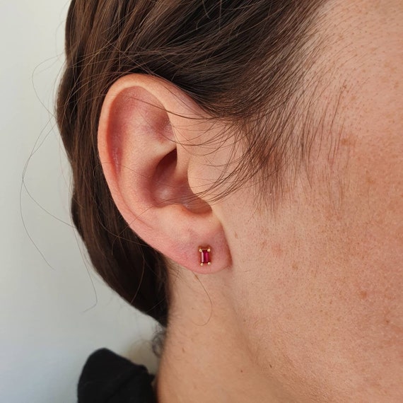 Beautiful ruby earrings - new old stock - 18 ct go