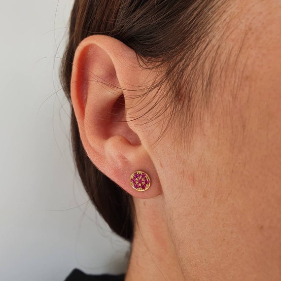 Beautiful ruby earrings - new old stock - 18 ct go