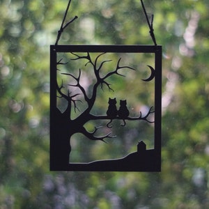 maison sur la colline | Deux chats noirs | Capteur de lumière pour chat | Cadeaux pour les amoureux des chats | Décoration de chats, d'arbre et de lune | Cadeau chat pour la fête des mères.