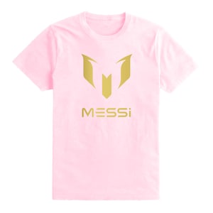 Op de afbeelding: Een roze T-shirt met een gouden logo van een gestileerde "M" en het woord "MESSI" eronder.