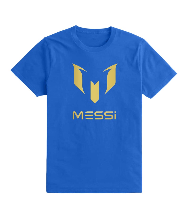 Op de afbeelding: Een koninklijk blauw t-shirt met een gouden logo en het woord "MESSI" gedrukt op de voorkant.