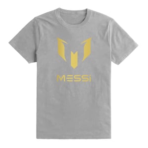 Op de afbeelding: Een grijs T-shirt met een gouden "M" logo en het woord "MESSI" gedrukt op de voorkant.