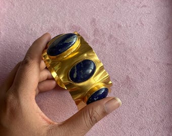 SHIVKA デザイナー ラピスラズリ ストーン 真鍮カフブレスレット | 調節可能なオープンブレスレット | 華やかな装い | 50g