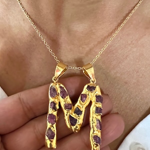 Collar con colgante de letra "M"