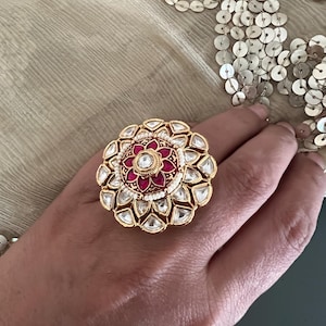 Statement Kundan Rotating Ring