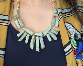 Handgjort halsband med naturstenar i statement-stil - Förhöj din elegans