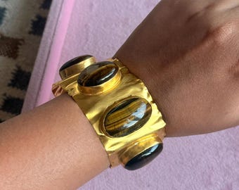 SHIVKA デザイナー タイガーアイストーン 真鍮カフブレスレット | 調節可能なオープンブレスレット | 華やかな装い | 52g