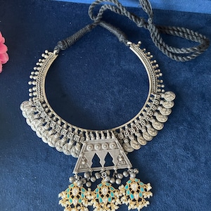 Exquisite Fusion Necklace with Kundan Embellishments