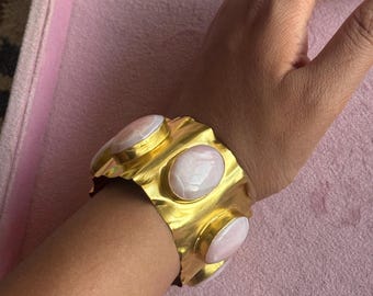 SHIVKA デザイナーズ ローズクォーツストーン 真鍮カフブレスレット | 調節可能なオープンブレスレット | 華やかな装い | 45g